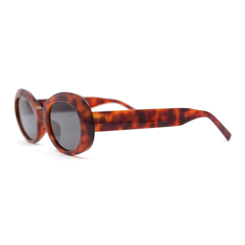 Womens Mod Classic Oval Clout Plastic Sunglasses